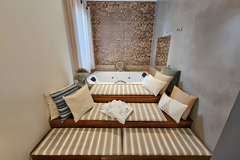 Casa Sol, alto padrão, 6 suítes, Piscina e Hidro.