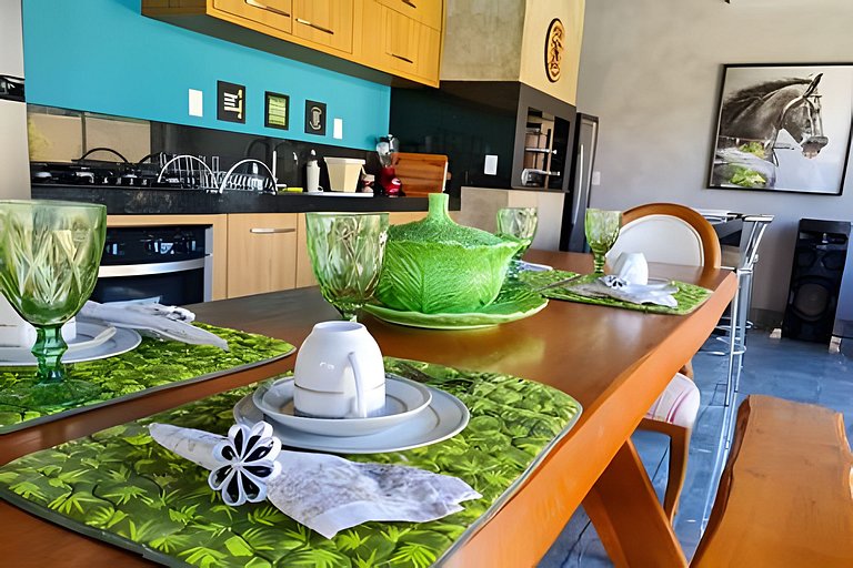 Casa Sol, alto padrão, 6 suítes, Piscina e Hidro.