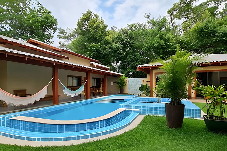 Casa Sol, alto padrão, 6 suítes, Piscina e Hidro.