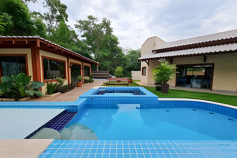 Casa Sol, alto padrão, 6 suítes, Piscina e Hidro.