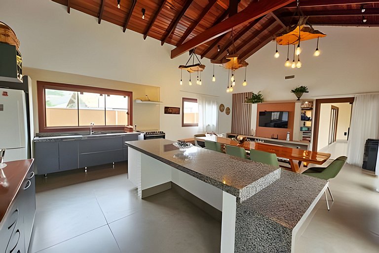 Casa Sol, alto padrão, 6 suítes, Piscina e Hidro.