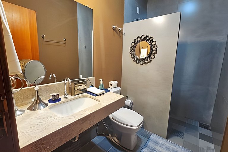 Casa Sol, alto padrão, 6 suítes, Piscina e Hidro.