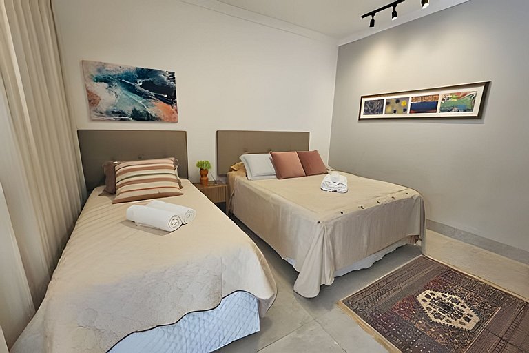 Casa Sol, alto padrão, 6 suítes, Piscina e Hidro.