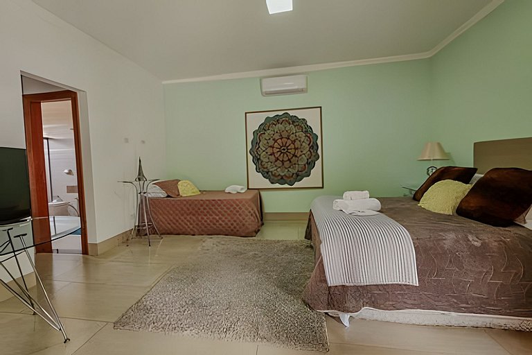 Casa Sol, alto padrão, 6 suítes, Piscina e Hidro.
