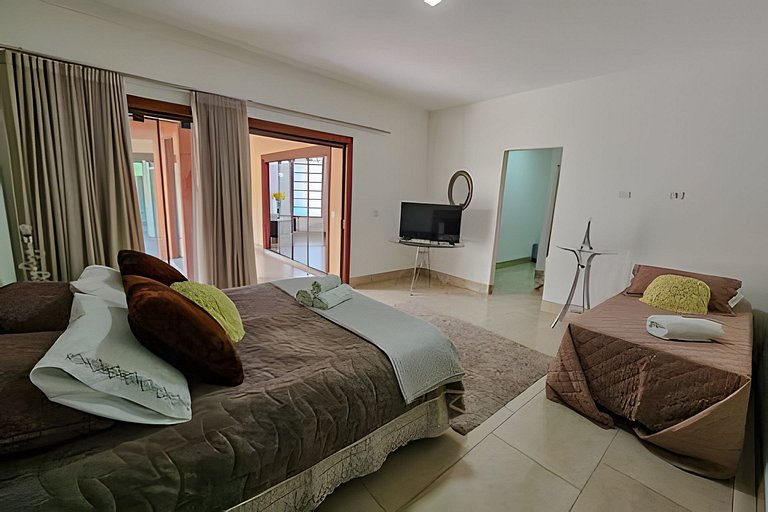 Casa Sol, alto padrão, 6 suítes, Piscina e Hidro.