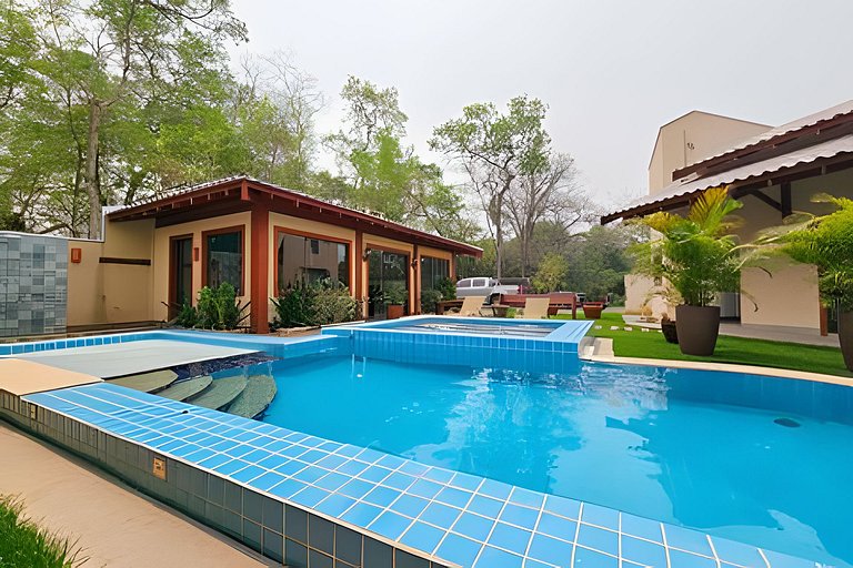 Casa Sol, alto padrão, 6 suítes, Piscina e Hidro.