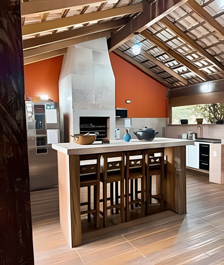 Casa Charme: ampla e com excelente área de lazer