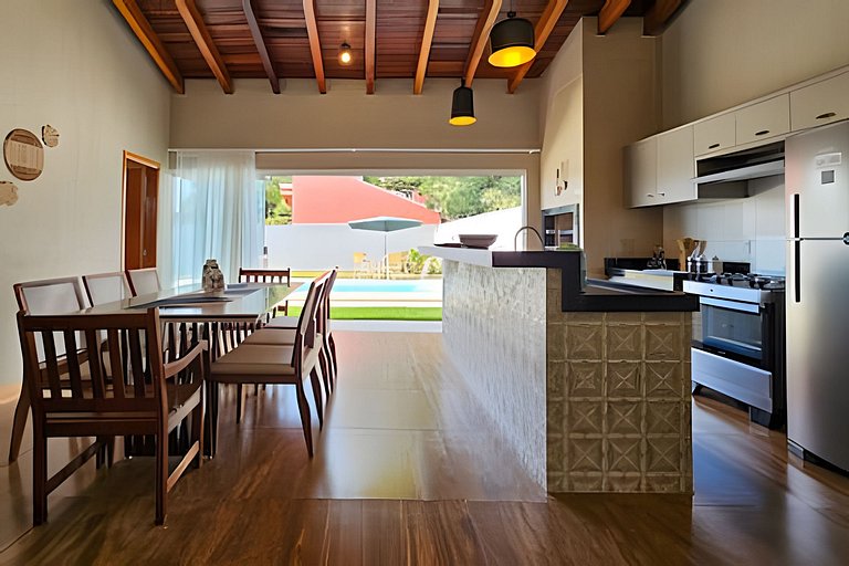 Casa ampla e confortável. Piscina e churrasqueira.