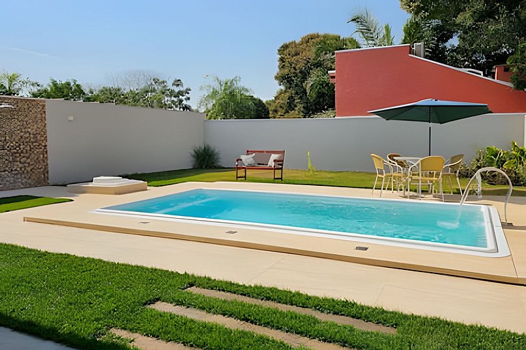 Casa ampla e confortável, piscina e churrasqueira.