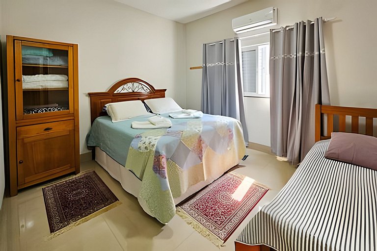 Casa ampla e confortável. Piscina e churrasqueira.