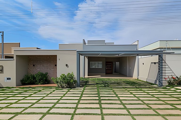 Casa ampla e confortável, piscina e churrasqueira.