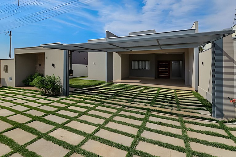 Casa ampla e confortável. Piscina e churrasqueira.