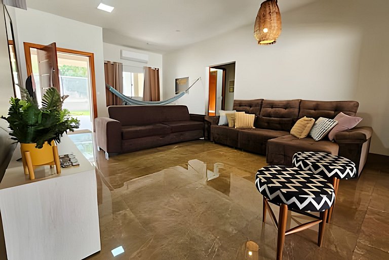 Casa ampla e confortável, piscina e churrasqueira.