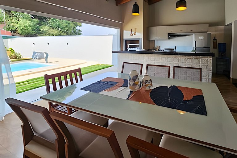 Casa ampla e confortável, piscina e churrasqueira.