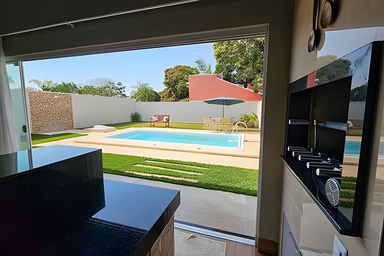 Casa ampla e confortável, piscina e churrasqueira.