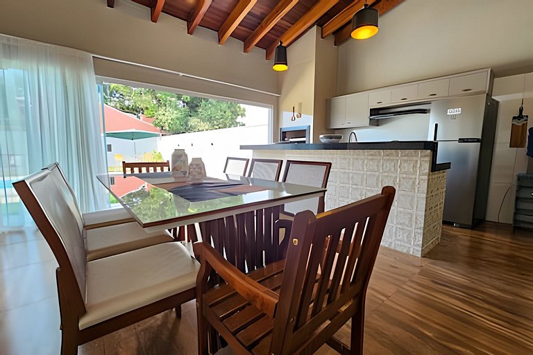 Casa ampla e confortável. Piscina e churrasqueira.