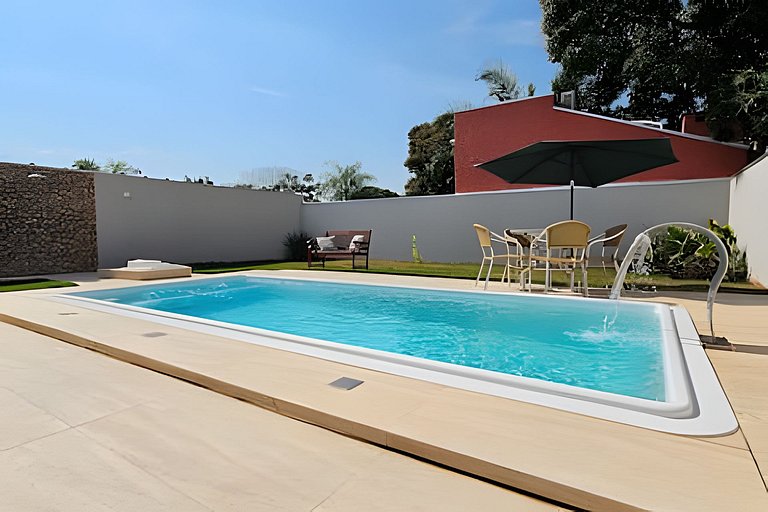 Casa ampla e confortável, piscina e churrasqueira.