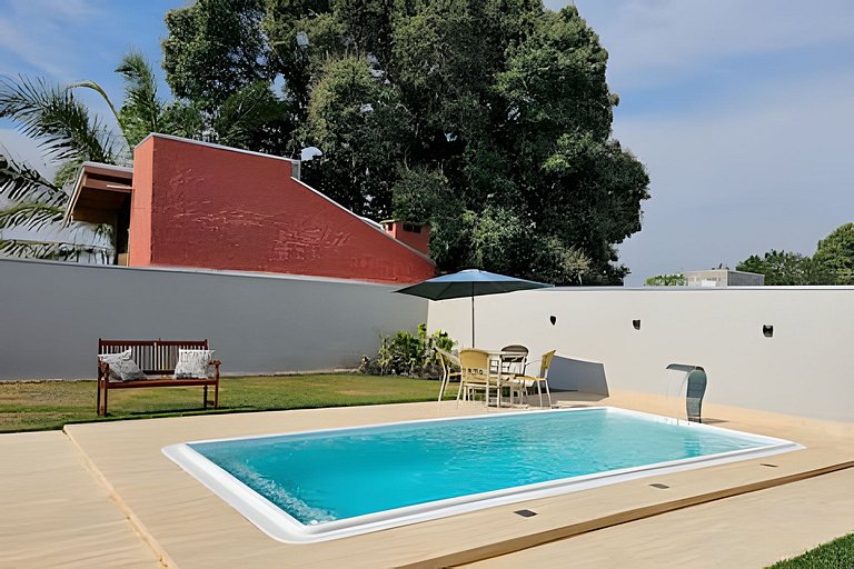 Casa ampla e confortável, piscina e churrasqueira.