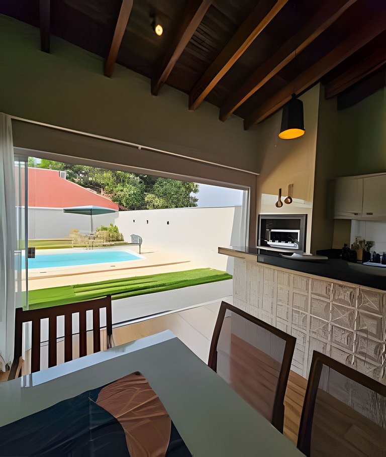 Casa ampla e confortável, piscina e churrasqueira.