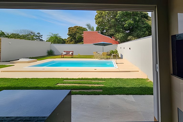 Casa ampla e confortável, piscina e churrasqueira.