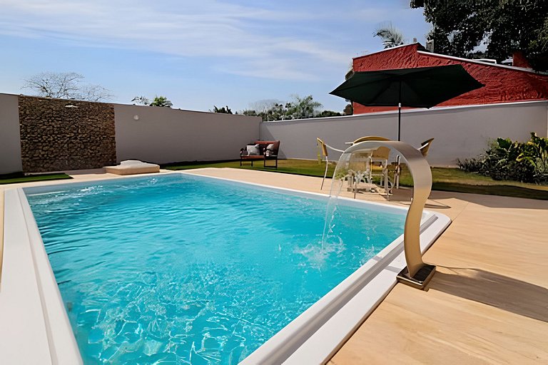Casa ampla e confortável, piscina e churrasqueira.
