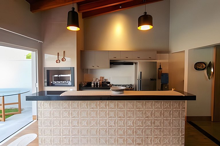 Casa ampla e confortável. Piscina e churrasqueira.