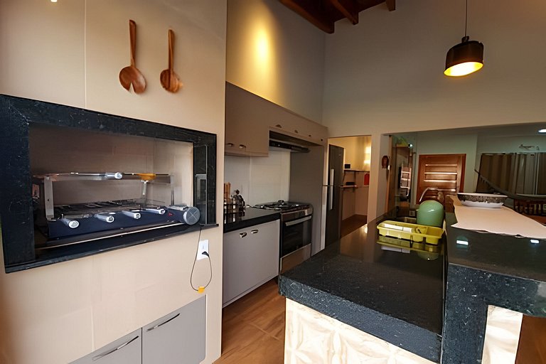 Casa ampla e confortável. Piscina e churrasqueira.