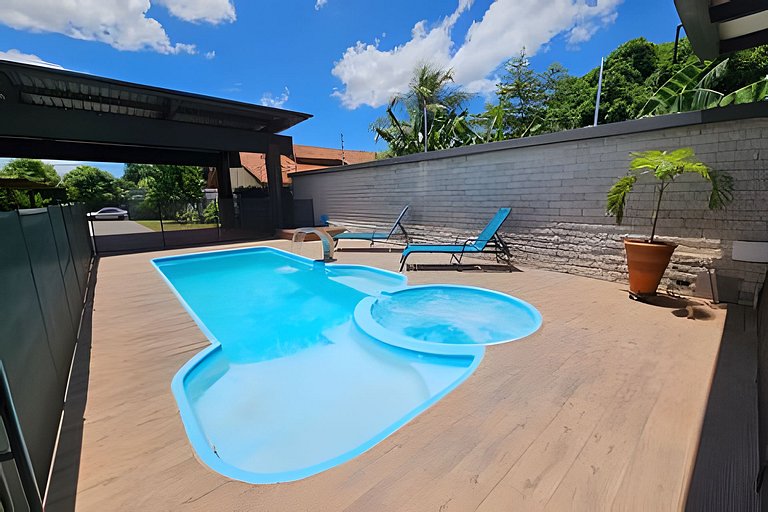 Recanto Sabiá, área gourmet climatizada e piscina