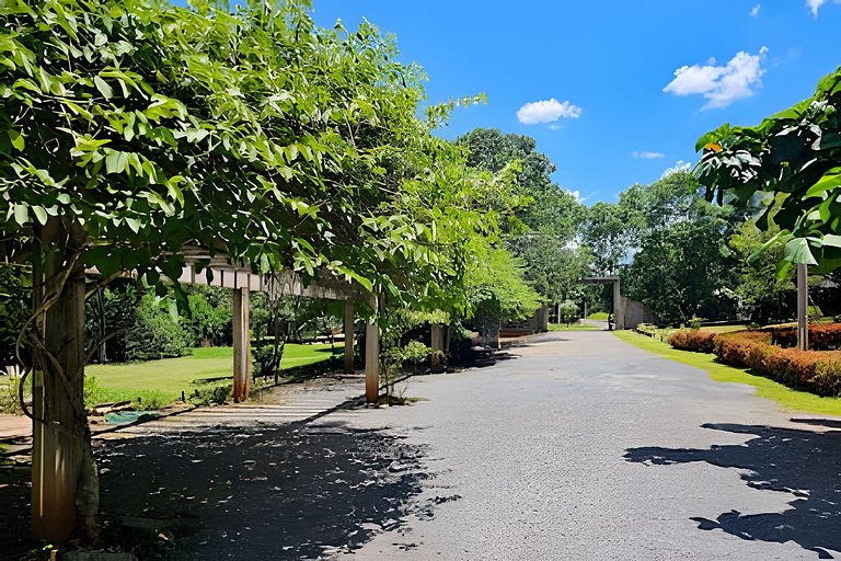 Chalé Bem Brasil 2: Conforto e paz próx ao centro.