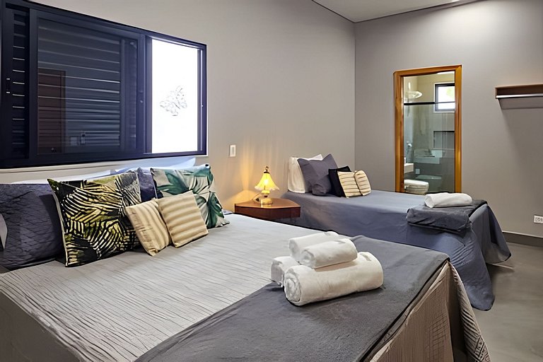 Casa Ninhal, super central, nova e espaçosa.