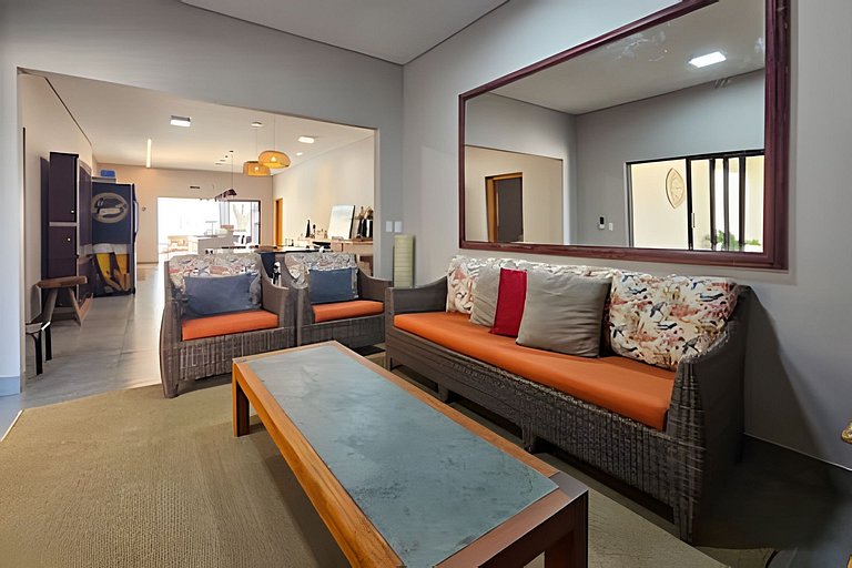 Casa Ninhal, super central, nova e espaçosa.