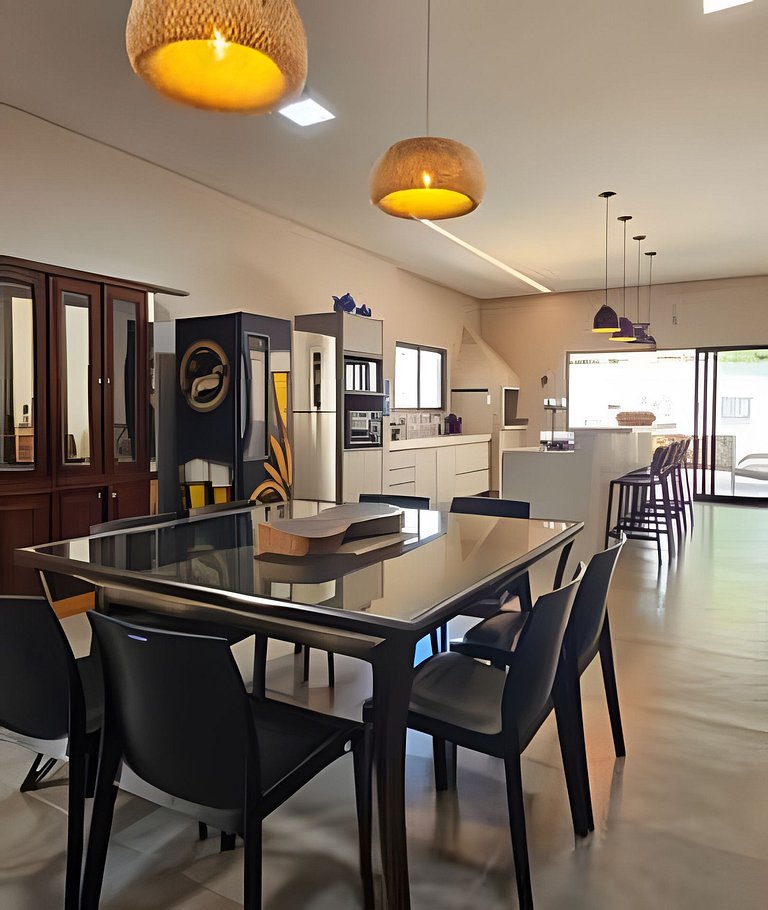 Casa Ninhal, super central, nova e espaçosa.