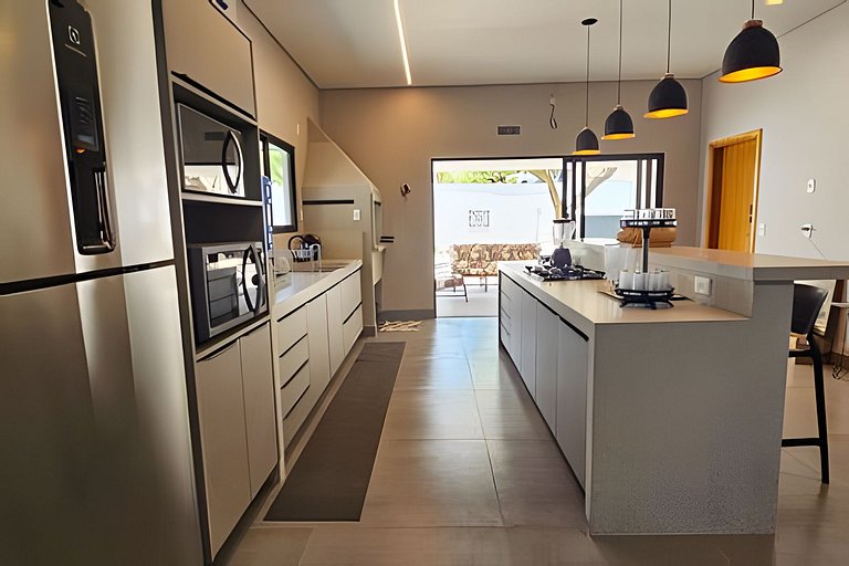 Casa Ninhal, super central, nova e espaçosa.