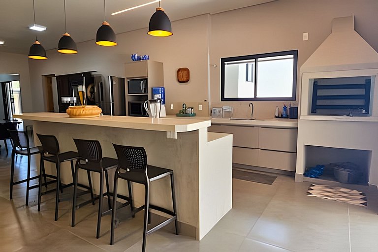 Casa Ninhal, super central, nova e espaçosa.