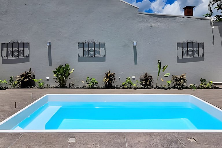 Casa Ninhal, super central, nova e espaçosa.