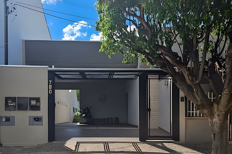 Casa Ninhal, super central, nova e espaçosa.