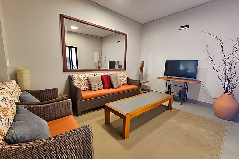 Casa Ninhal, super central, nova e espaçosa.