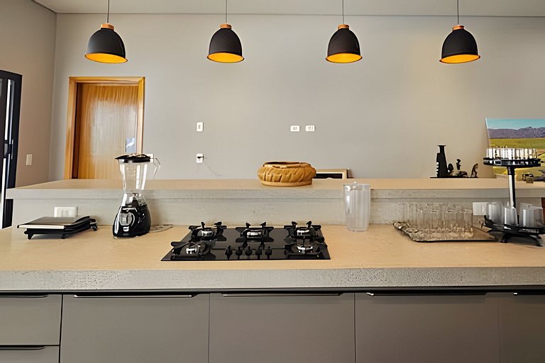 Casa Ninhal, super central, nova e espaçosa.