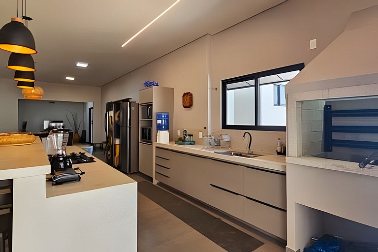 Casa Ninhal, super central, nova e espaçosa.