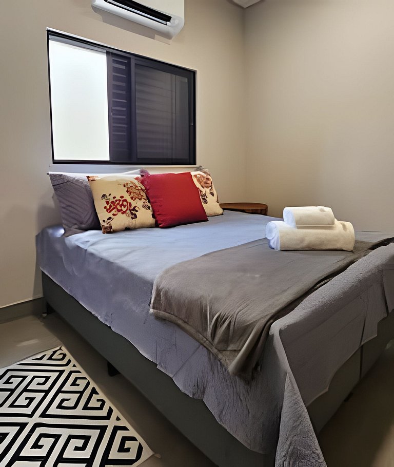 Casa Ninhal, super central, nova e espaçosa.