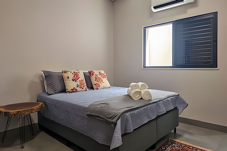 Casa Ninhal, super central, nova e espaçosa.