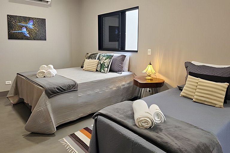 Casa Ninhal, super central, nova e espaçosa.