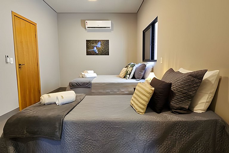 Casa Ninhal, super central, nova e espaçosa.