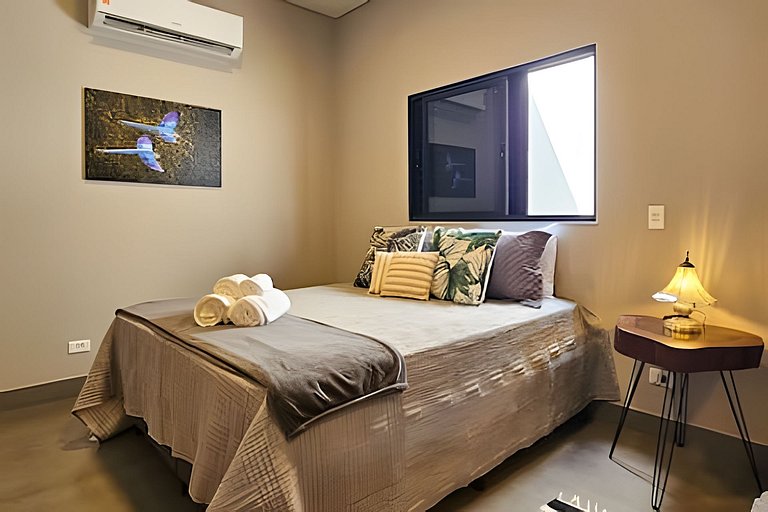 Casa Ninhal, super central, nova e espaçosa.