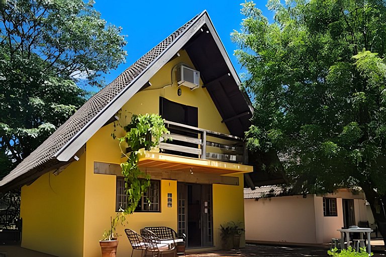 Charme de um típico chalé de campo com lareira.