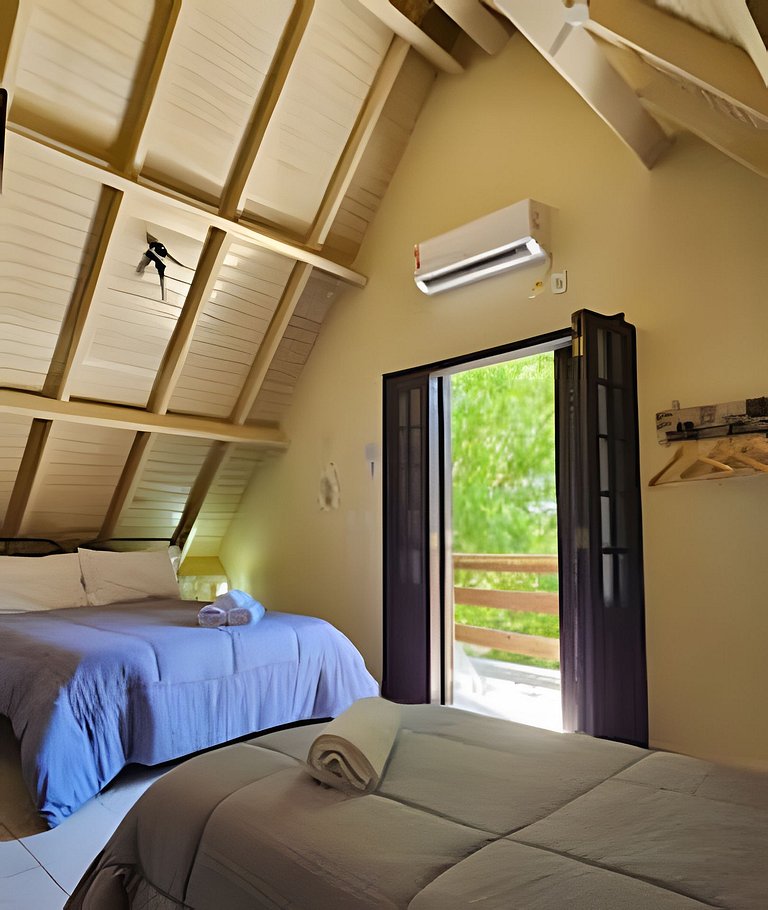 Charme de um típico chalé de campo com lareira.