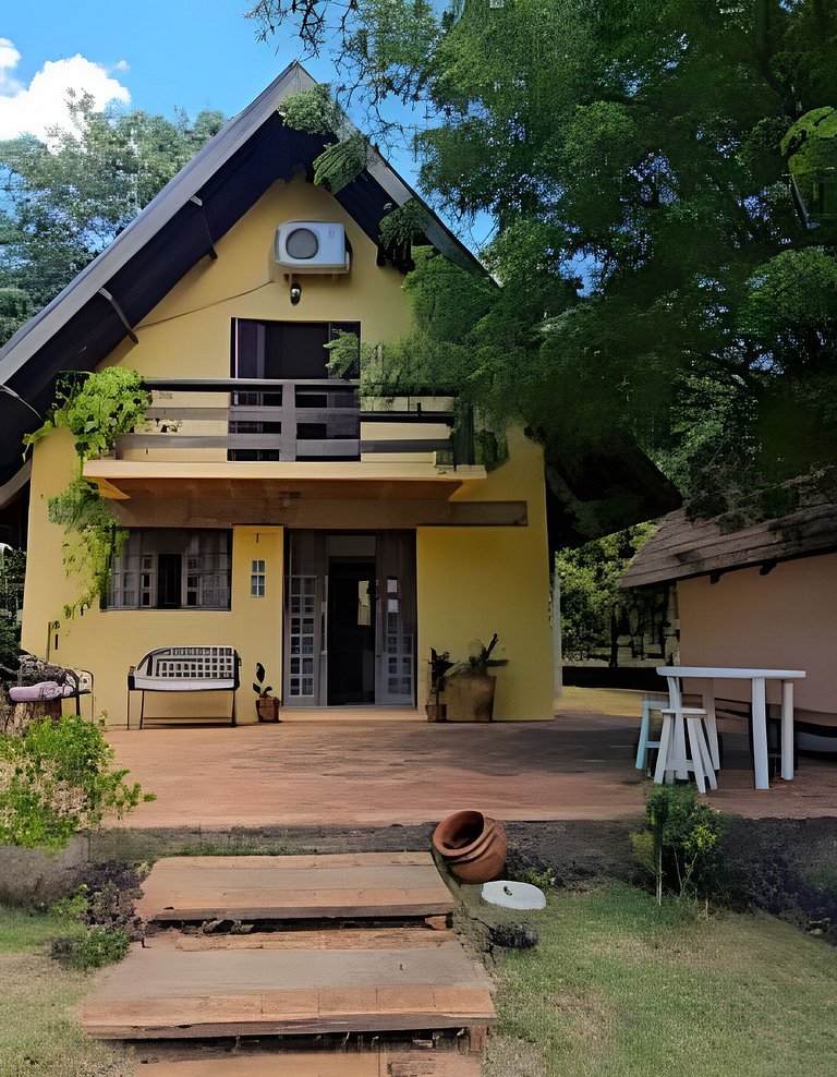 Charme de um típico chalé de campo com lareira.