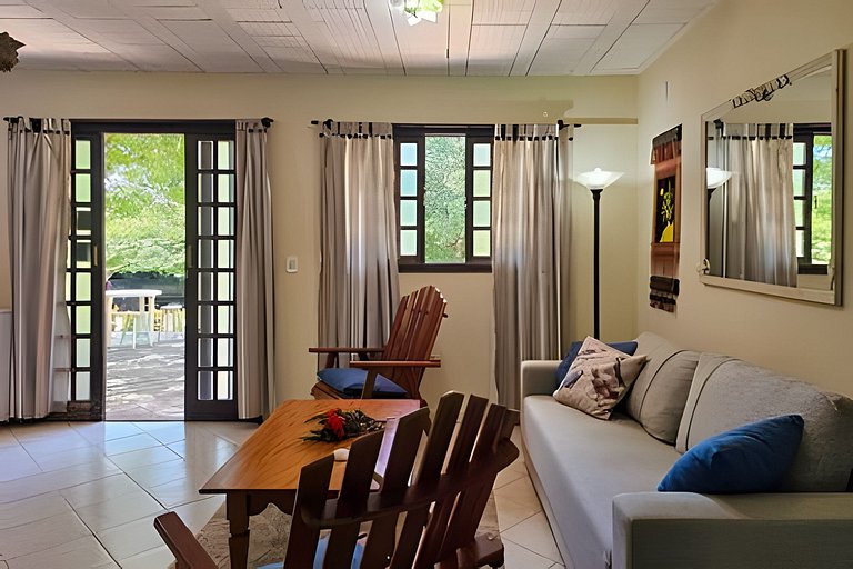 Charme de um típico chalé de campo com lareira.