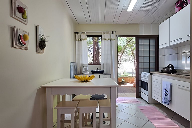 Charme de um típico chalé de campo com lareira.