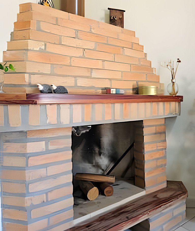 Charme de um típico chalé de campo com lareira.